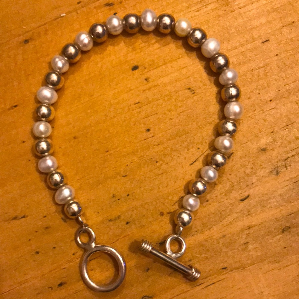 Silver bracelet with silver beads and Pearl beads.